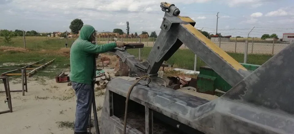 Пясъкоструй на надстройка на пътна помощ